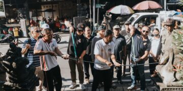 Dinas Pekerjaan Umum dan Penataan Ruang (PUPR) Badung saat merapikan utilitas di Desa Darmasaba, Kecamatan Abiansemal. -IST/BALITOPIK.COM