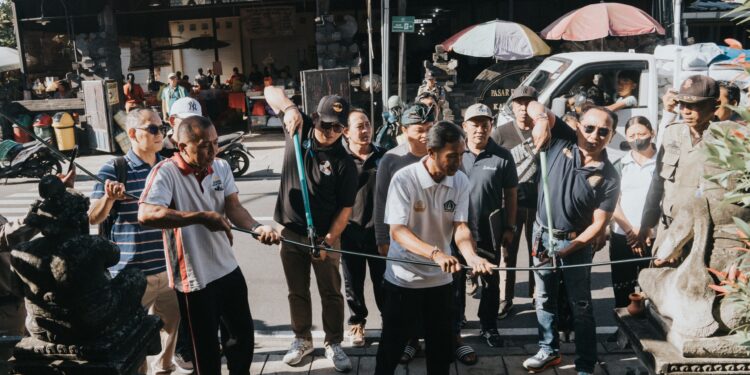 Dinas Pekerjaan Umum dan Penataan Ruang (PUPR) Badung saat merapikan utilitas di Desa Darmasaba, Kecamatan Abiansemal. -IST/BALITOPIK.COM