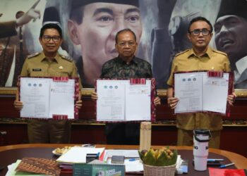 Penandatanganan kerja sama proyek PSEL Denpasar Raya oleh kepala daerah di Bali