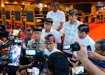 Bupati Badung I Wayan Adi Arnawa diwawancara awak media usai Rapat Paripurna Masa Persidangan III di Ruang Sidang Utama Gosana, Sekretariat DPRD Badung, Kamis (23/4/2026). -BALITOPIK.COM