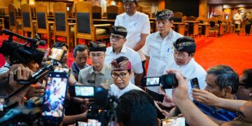 Bupati Badung I Wayan Adi Arnawa diwawancara awak media usai Rapat Paripurna Masa Persidangan III di Ruang Sidang Utama Gosana, Sekretariat DPRD Badung, Kamis (23/4/2026). -BALITOPIK.COM