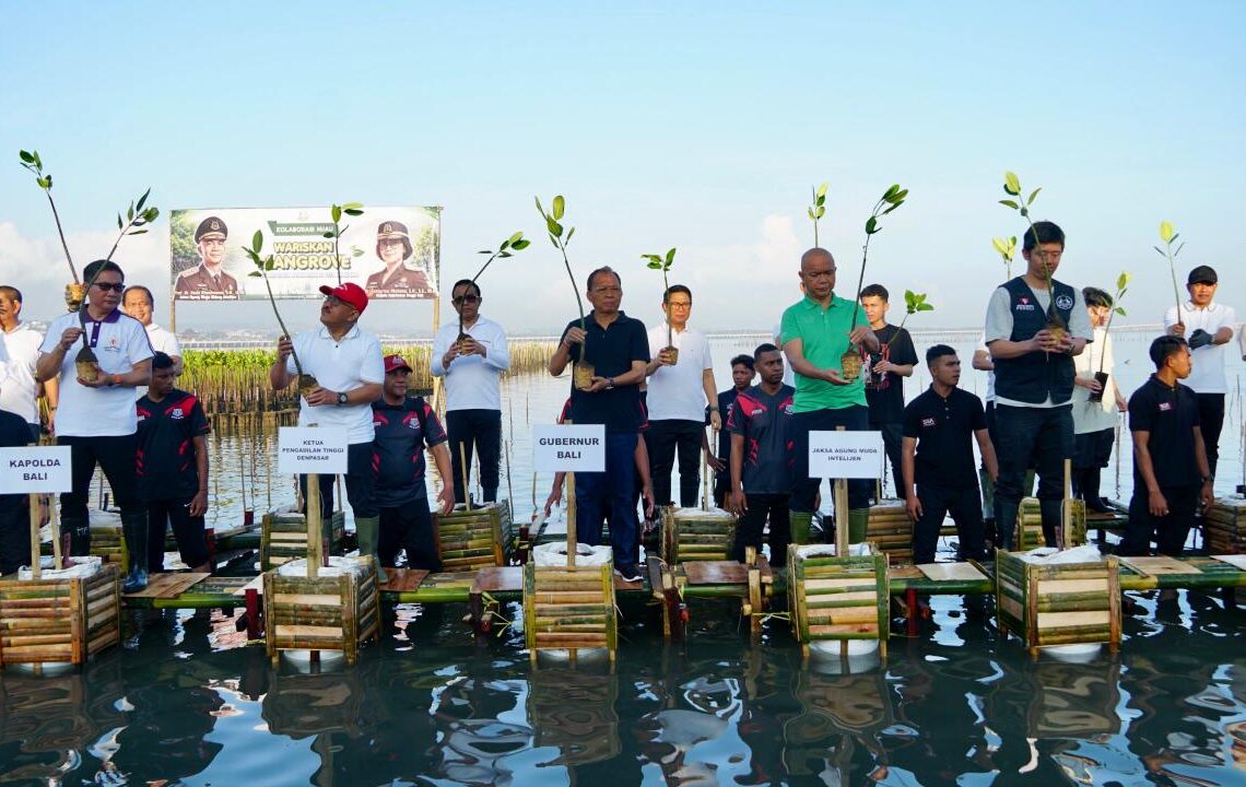 Pejabat Bali menanam mangrove di kawasan Tahura Ngurah Rai