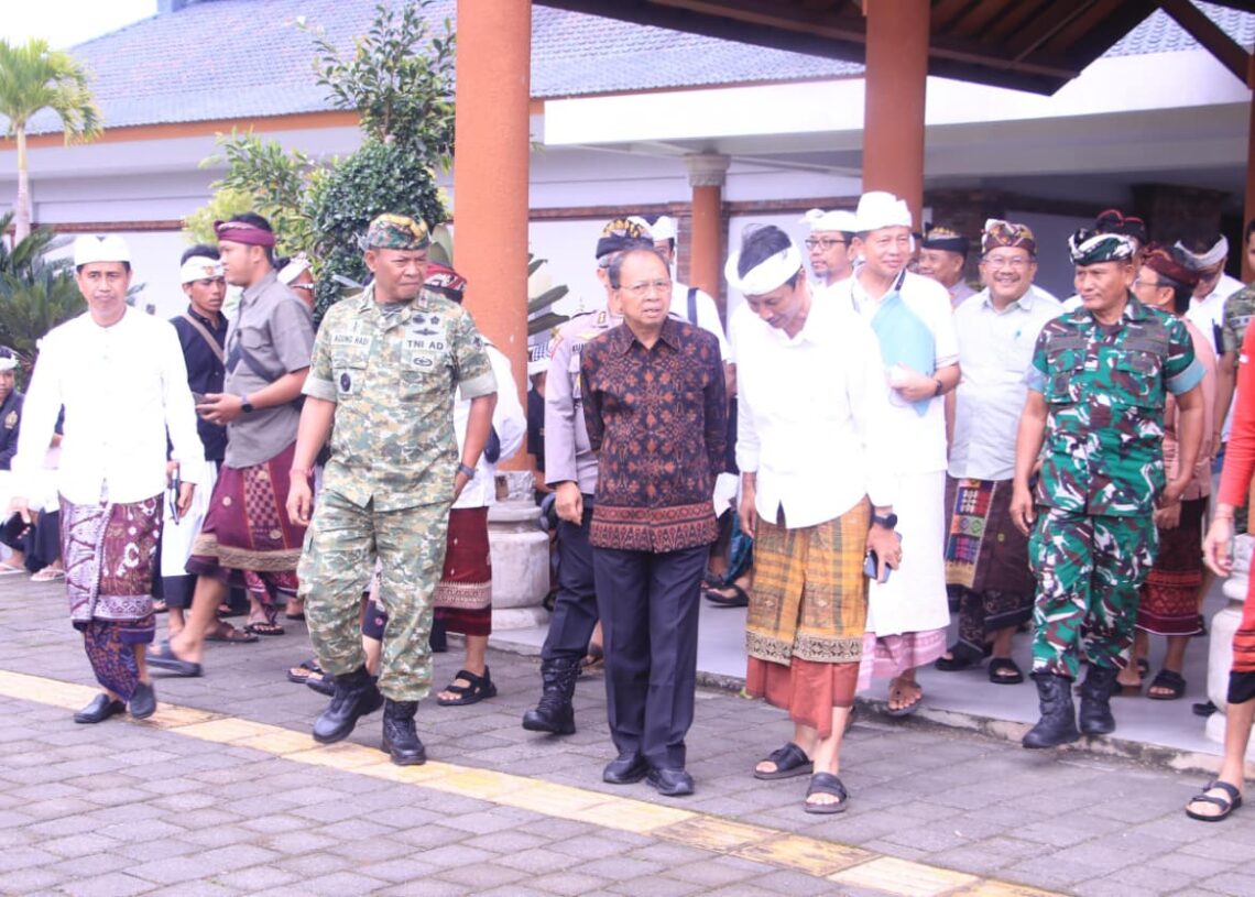 Gubernur Bali Wayan Koster saat meninjau kesiapan fasilitas Pura Besakih jelang IBTK 2026. -IST/BALITOPIK
