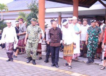 Gubernur Bali Wayan Koster saat meninjau kesiapan fasilitas Pura Besakih jelang IBTK 2026. -IST/BALITOPIK