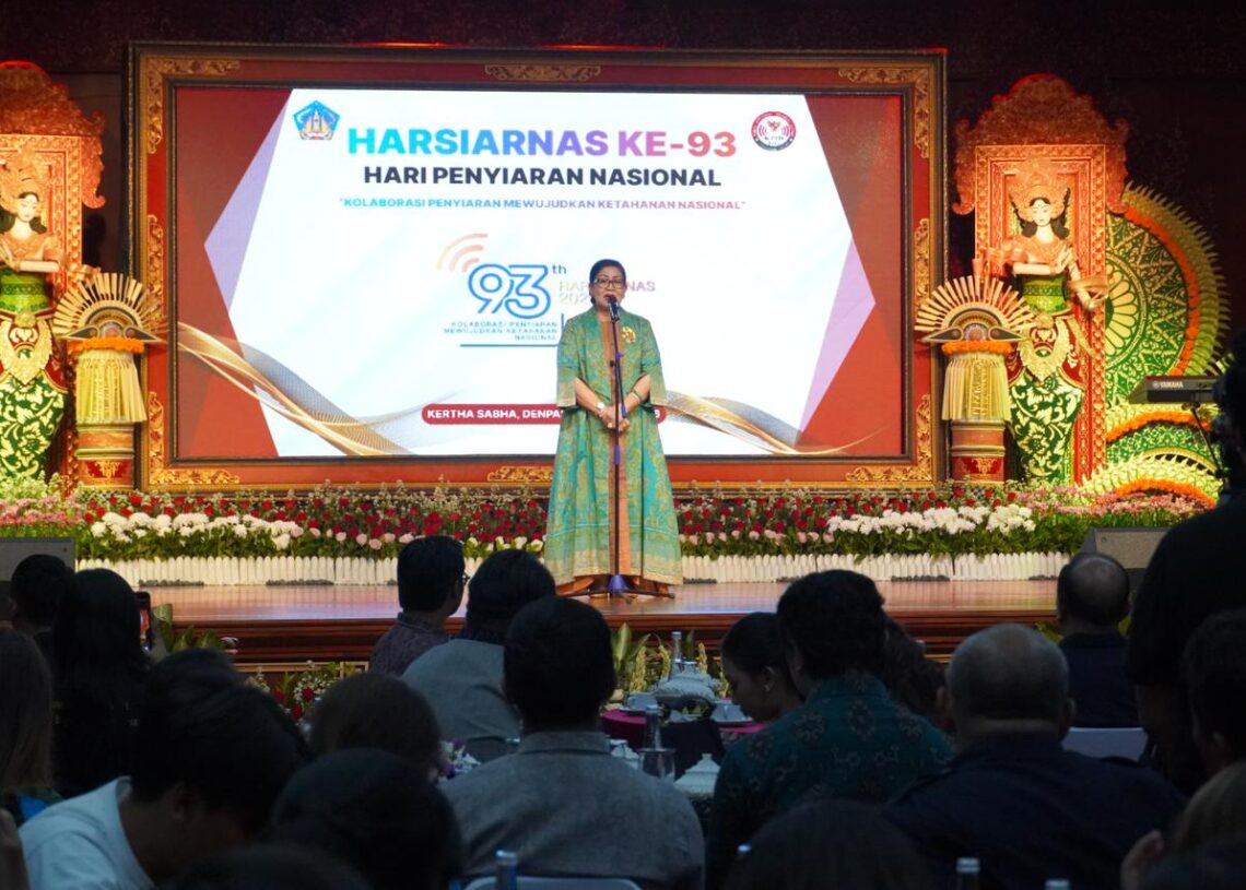Putri Koster saat menghadiri peringatan Hari Penyiaran Nasional ke-93 di Gedung Kertha Sabha, Denpasar. -IST/BALITOPIK.COM