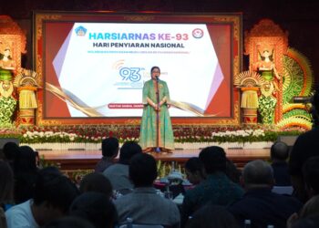 Putri Koster saat menghadiri peringatan Hari Penyiaran Nasional ke-93 di Gedung Kertha Sabha, Denpasar. -IST/BALITOPIK.COM