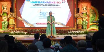 Putri Koster saat menghadiri peringatan Hari Penyiaran Nasional ke-93 di Gedung Kertha Sabha, Denpasar. -IST/BALITOPIK.COM