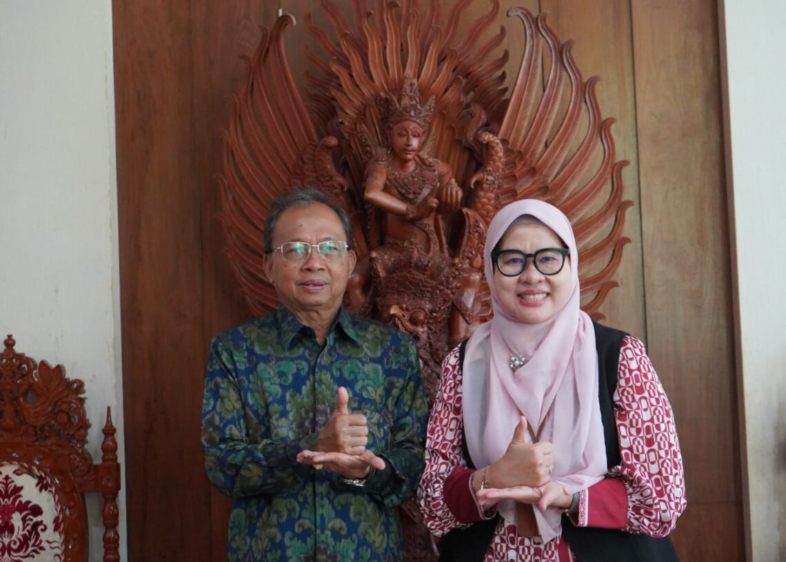 Gubernur Bali Wayan Koster saat menerima kunjungan Deputi Direksi BPJS Kesehatan Wilayah XI di Jayasabha, Denpasar. -IST/BALITOPIK.COM