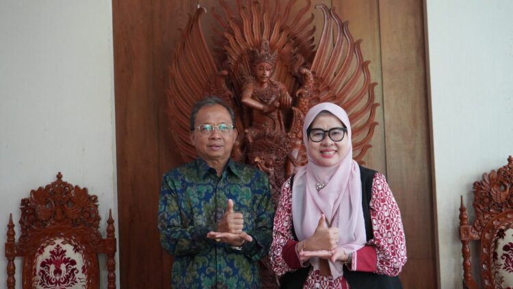 Gubernur Bali Wayan Koster saat menerima kunjungan Deputi Direksi BPJS Kesehatan Wilayah XI di Jayasabha, Denpasar. -IST/BALITOPIK.COM