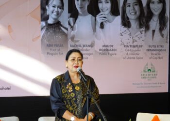 Ketua Dekranasda Bali, Ni Putu Putri Suastini Koster, saat menjadi pembicara dalam ajang Voice of Influence di Discovery Kartika Plaza Hotel, Badung. -IST/BALITOPIK.COM