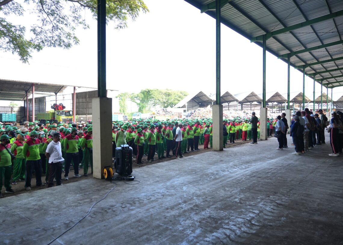 Petugas kebersihan mengikuti apel pengarahan di TPST Mengwitani, Badung, terkait penguatan penanganan sampah liar berbasis banjar. -IST/BALITOPIK.COM