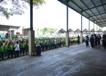 Petugas kebersihan mengikuti apel pengarahan di TPST Mengwitani, Badung, terkait penguatan penanganan sampah liar berbasis banjar. -IST/BALITOPIK.COM