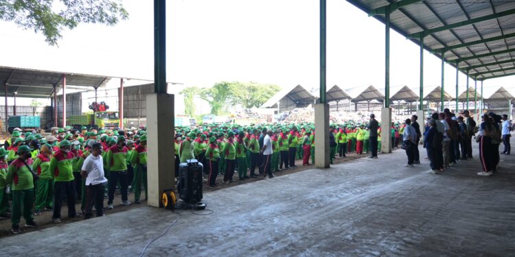 Petugas kebersihan mengikuti apel pengarahan di TPST Mengwitani, Badung, terkait penguatan penanganan sampah liar berbasis banjar. -IST/BALITOPIK.COM