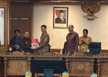 Ketua DPRD Bali (tengah) saat memberikan rekomendasi Pansus TRAP kepada Gubernur Bali Wayan Koster. -IST/BALITOPIK.COM