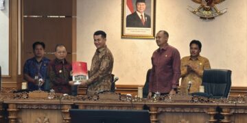 Ketua DPRD Bali (tengah) saat memberikan rekomendasi Pansus TRAP kepada Gubernur Bali Wayan Koster. -IST/BALITOPIK.COM