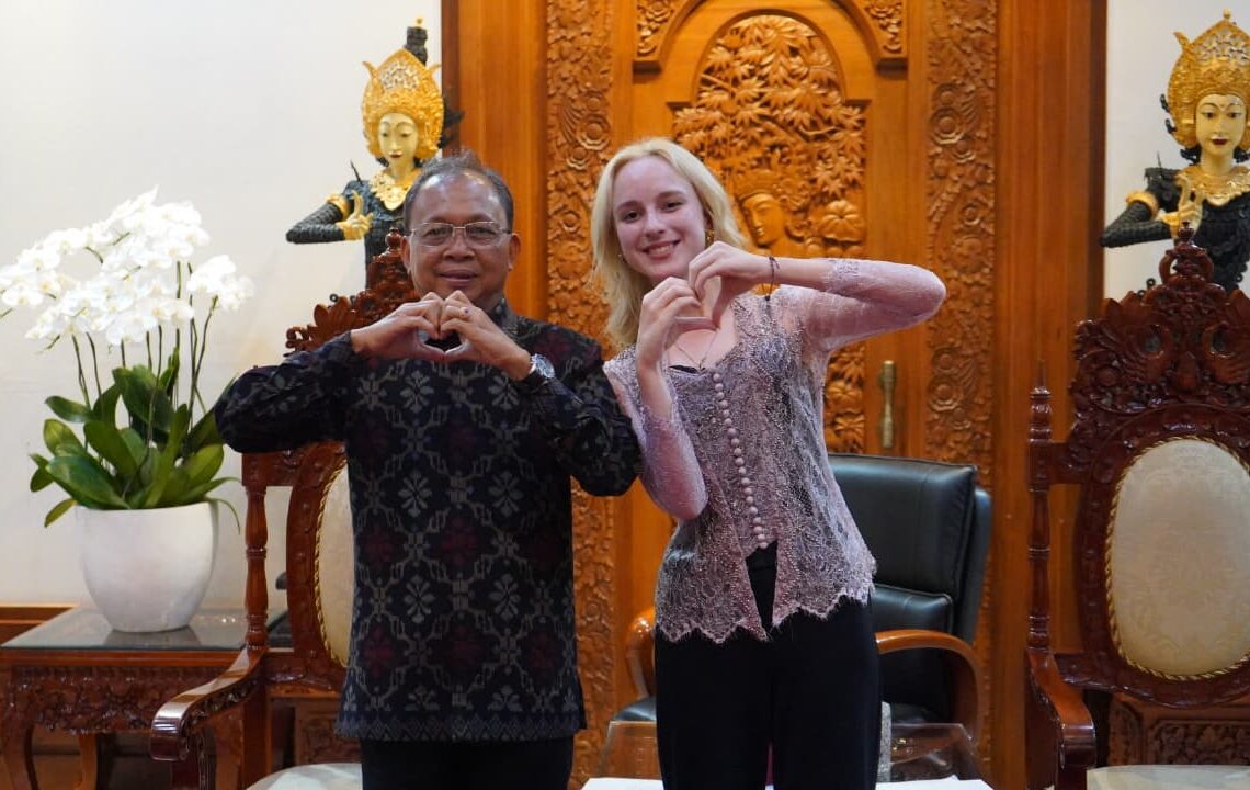 Gubernur Bali Wayan Koster saat wawancara dengan media Rusia di Jayasabha Denpasar membahas pariwisata berbasis budaya Bali.