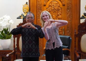 Gubernur Bali Wayan Koster saat wawancara dengan media Rusia di Jayasabha Denpasar membahas pariwisata berbasis budaya Bali.