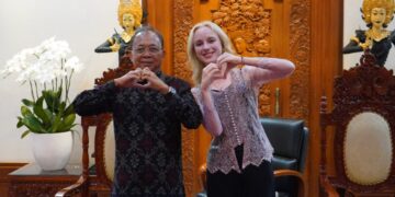 Gubernur Bali Wayan Koster saat wawancara dengan media Rusia di Jayasabha Denpasar membahas pariwisata berbasis budaya Bali.