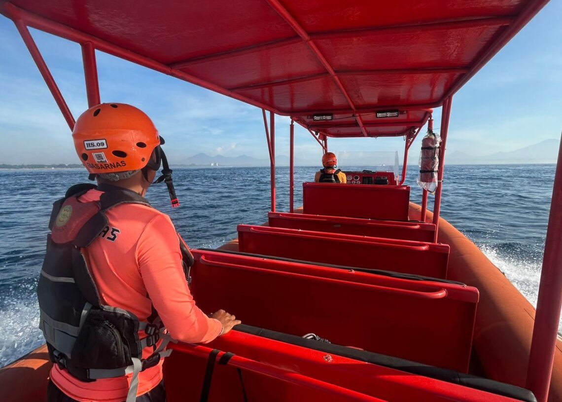 Tim SAR Bali melakukan pencarian korban hanyut di Pantai Purnama saat Banyu Pinaruh dengan kondisi ombak besar