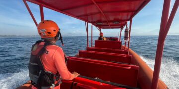 Tim SAR Bali melakukan pencarian korban hanyut di Pantai Purnama saat Banyu Pinaruh dengan kondisi ombak besar