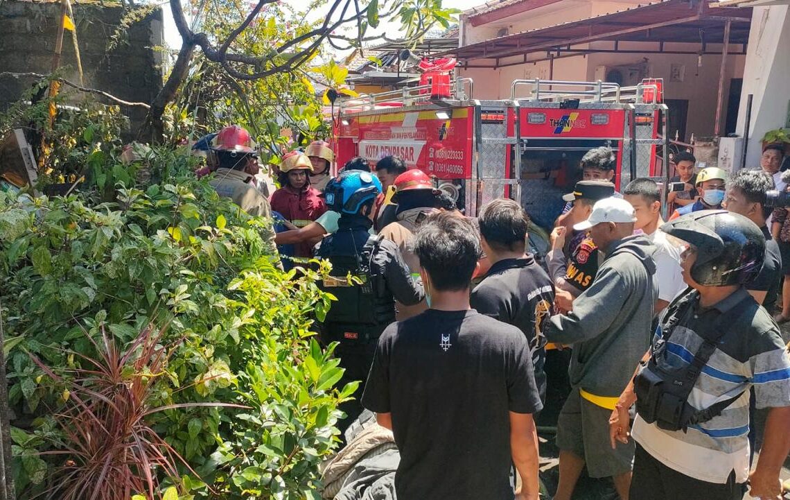 Petugas pemadam kebakaran memadamkan api yang melalap rumah di Denpasar Selatan hingga menewaskan seorang lansia