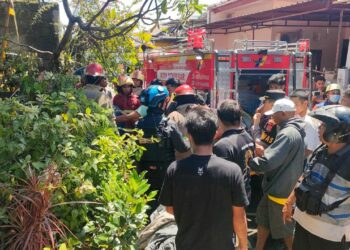 Petugas pemadam kebakaran memadamkan api yang melalap rumah di Denpasar Selatan hingga menewaskan seorang lansia