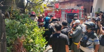 Petugas pemadam kebakaran memadamkan api yang melalap rumah di Denpasar Selatan hingga menewaskan seorang lansia