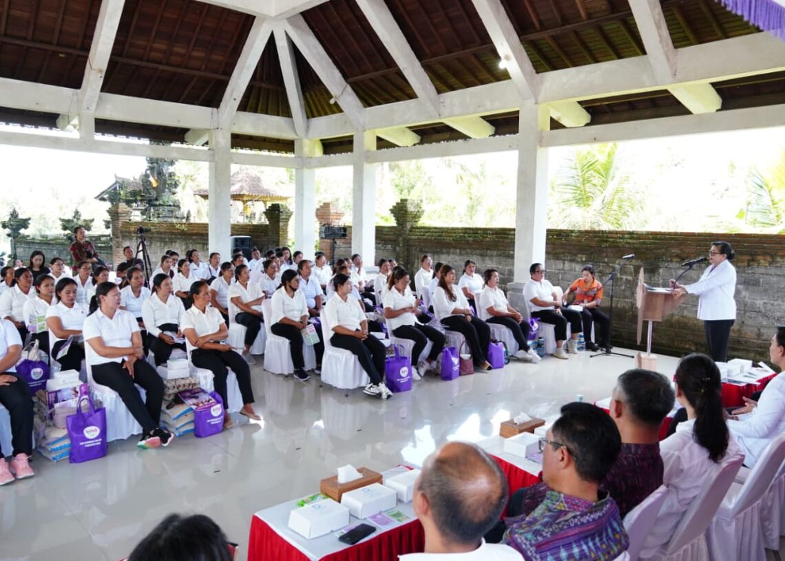 Putri Koster saat kegiatan Posyandu di Gianyar bersama kader desa