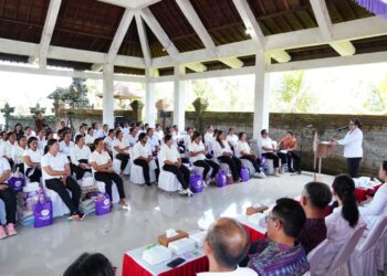 Putri Koster saat kegiatan Posyandu di Gianyar bersama kader desa