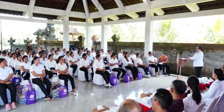 Putri Koster saat kegiatan Posyandu di Gianyar bersama kader desa