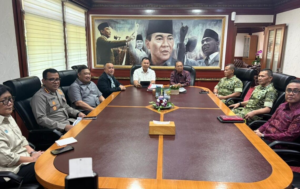 Gubernur Bali Wayan Koster menerima kunjungan KLH membahas pengurangan sampah TPA Suwung