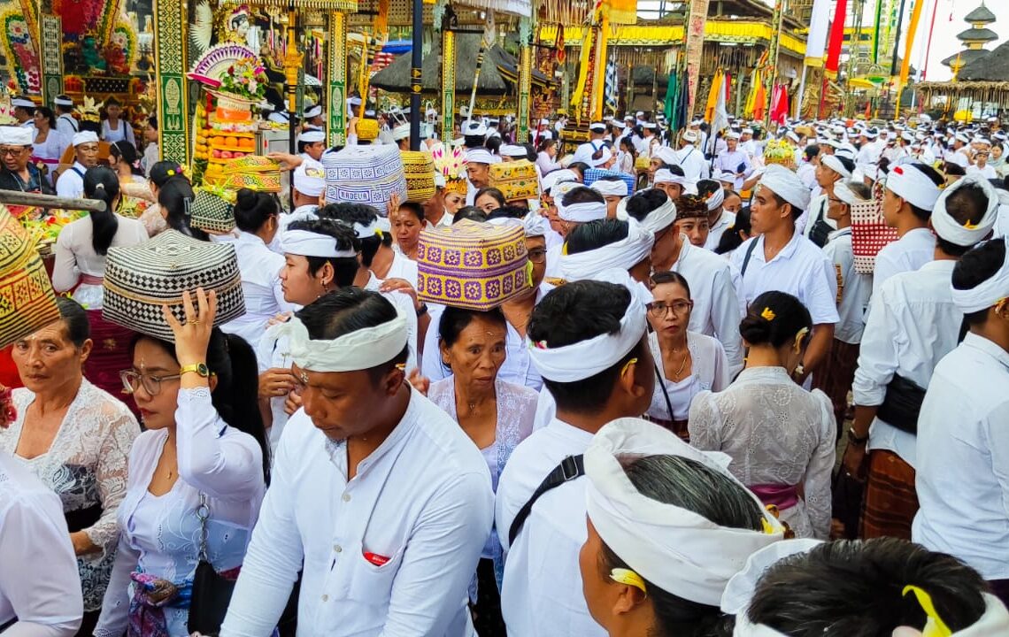 Ribuan umat Hindu sembahyang di Pura Ulun Danu Batur saat Hari Raya Pagerwesi