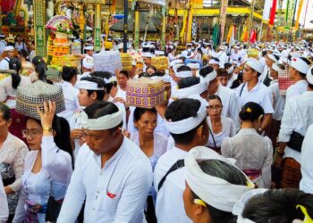 Ribuan umat Hindu sembahyang di Pura Ulun Danu Batur saat Hari Raya Pagerwesi