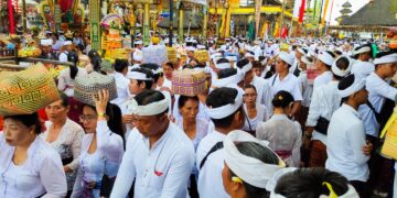 Ribuan umat Hindu sembahyang di Pura Ulun Danu Batur saat Hari Raya Pagerwesi