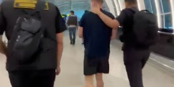 Petugas Imigrasi Bali menangkap buronan Interpol asal Inggris di Bandara Ngurah Rai