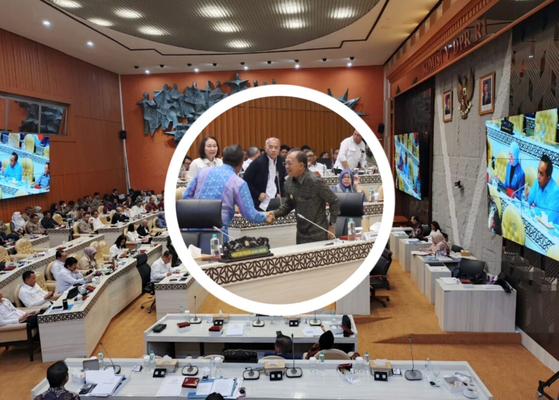 Gubernur Bali Wayan Koster saat menghadiri Rapat Kerja dan Rapat Dengar Pendapat Komisi V DPR RI bersama Menteri Perhubungan, Menteri Pekerjaan Umum di Jakarta Rabu (8/4/2026). -BALITOPIK.COM