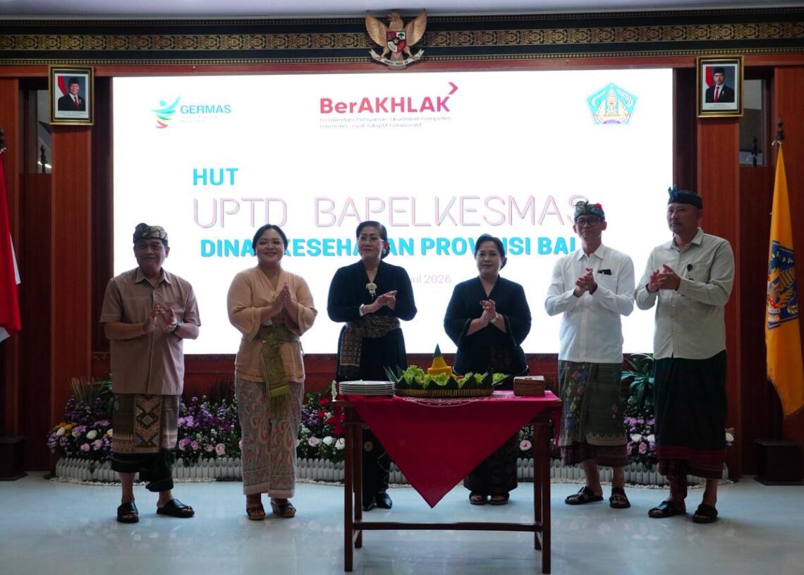 Ketua TP Posyandu Bali, Ny. Putri Koster, saat menghadiri peringatan HUT ke-39 Bapelkesmas di Denpasar. -IST/BALITOPIK.COM