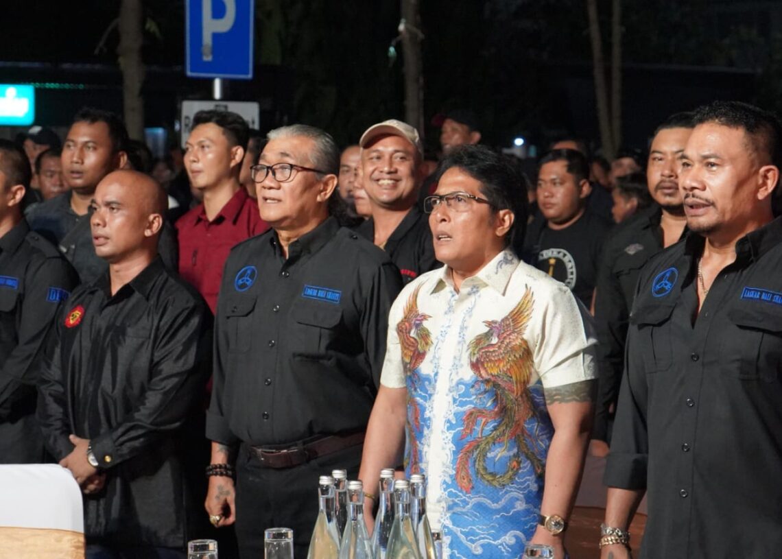 Giri Prasta bersama anggota Laskar Bali Shanti dalam perayaan HUT ke-22 di Denpasar