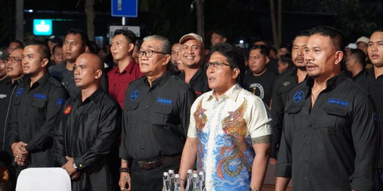 Giri Prasta bersama anggota Laskar Bali Shanti dalam perayaan HUT ke-22 di Denpasar