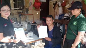 Petugas DLHK Badung melakukan pengawasan pengelolaan sampah di wilayah usaha