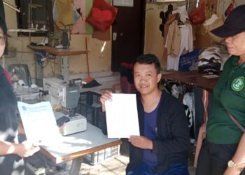 Petugas DLHK Badung melakukan pengawasan pengelolaan sampah di wilayah usaha