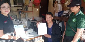 Petugas DLHK Badung melakukan pengawasan pengelolaan sampah di wilayah usaha