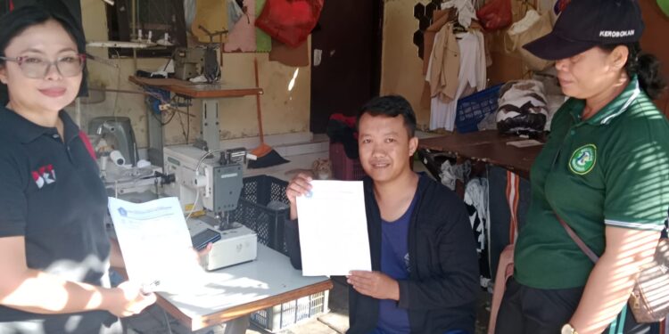 Petugas DLHK Badung melakukan pengawasan pengelolaan sampah di wilayah usaha