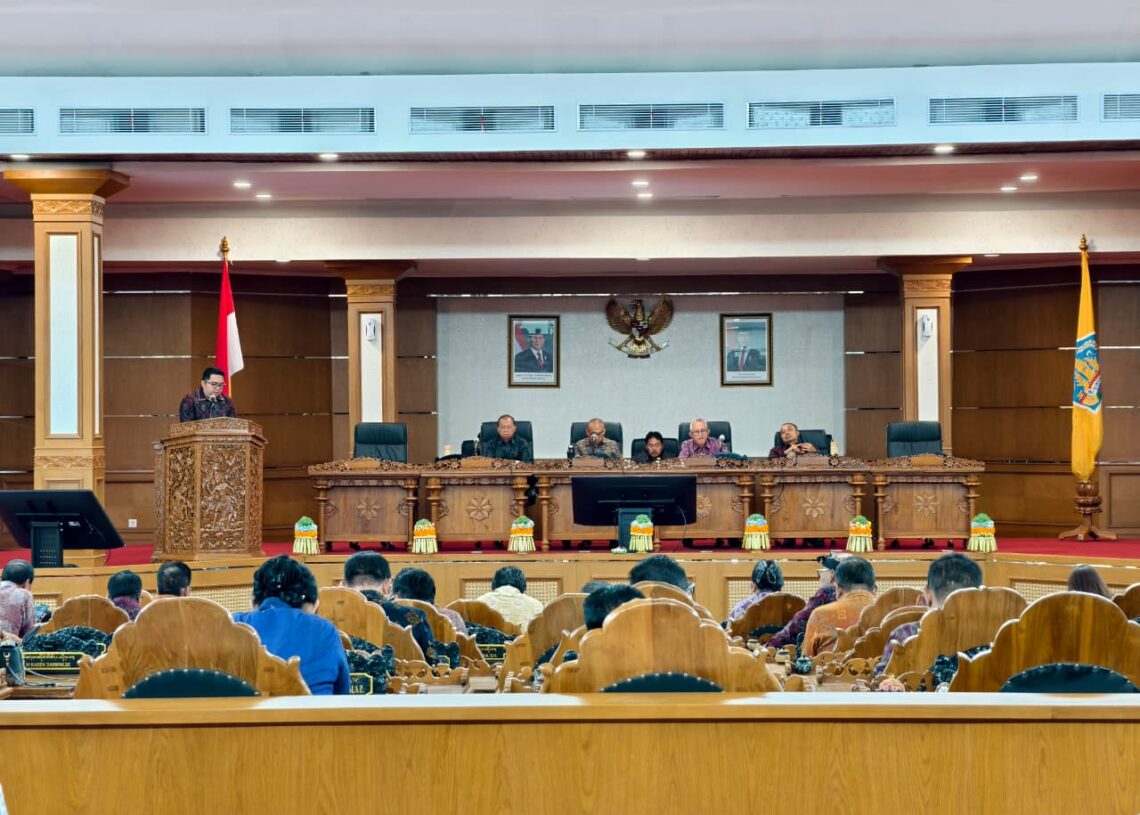Gede Harja Astawa saat membacakan pandangan fraksi Gerindra-PSI DPRD Bali. -BALITOPIK.COM