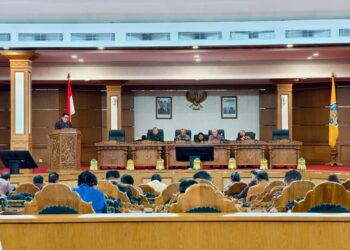 Gede Harja Astawa saat membacakan pandangan fraksi Gerindra-PSI DPRD Bali. -BALITOPIK.COM