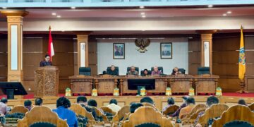 Gede Harja Astawa saat membacakan pandangan fraksi Gerindra-PSI DPRD Bali. -BALITOPIK.COM