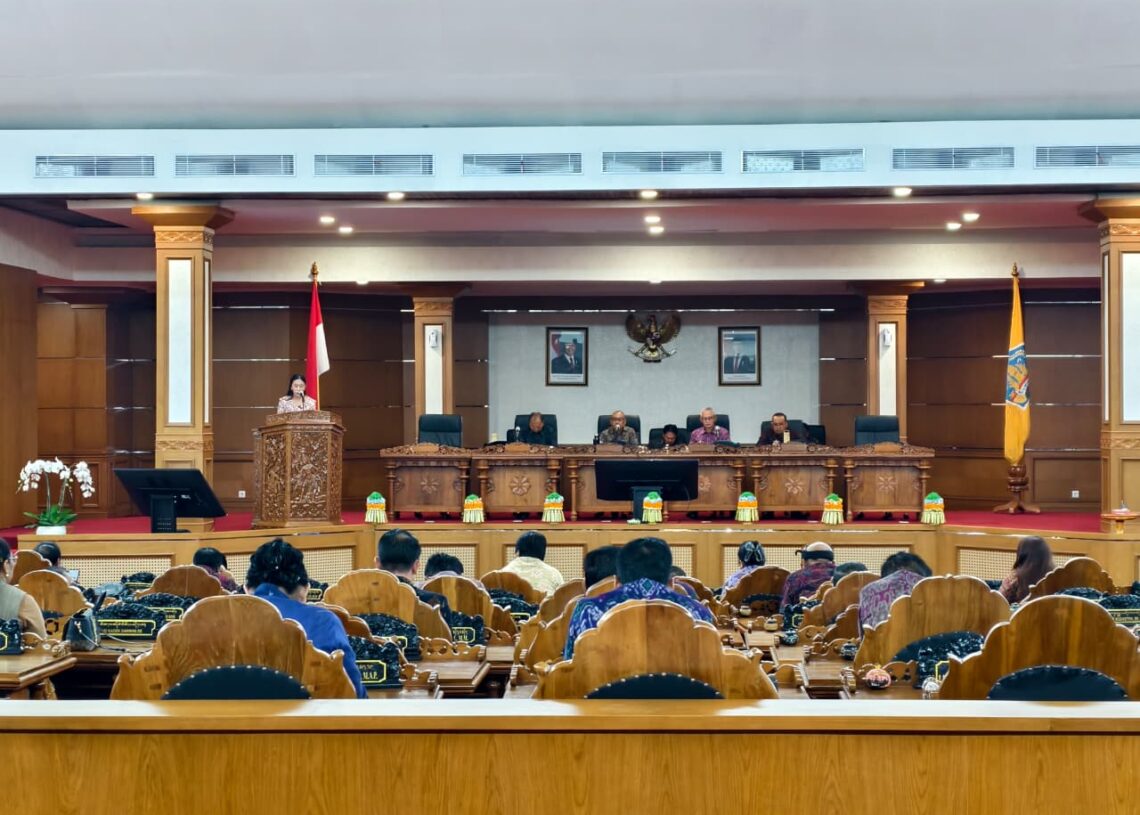 Putu Diah Pradnya Maharani saat membacakan pandangan fraksi PDI Perjuangan. -BALITOPIK.COM