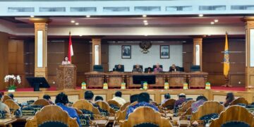 Putu Diah Pradnya Maharani saat membacakan pandangan fraksi PDI Perjuangan. -BALITOPIK.COM