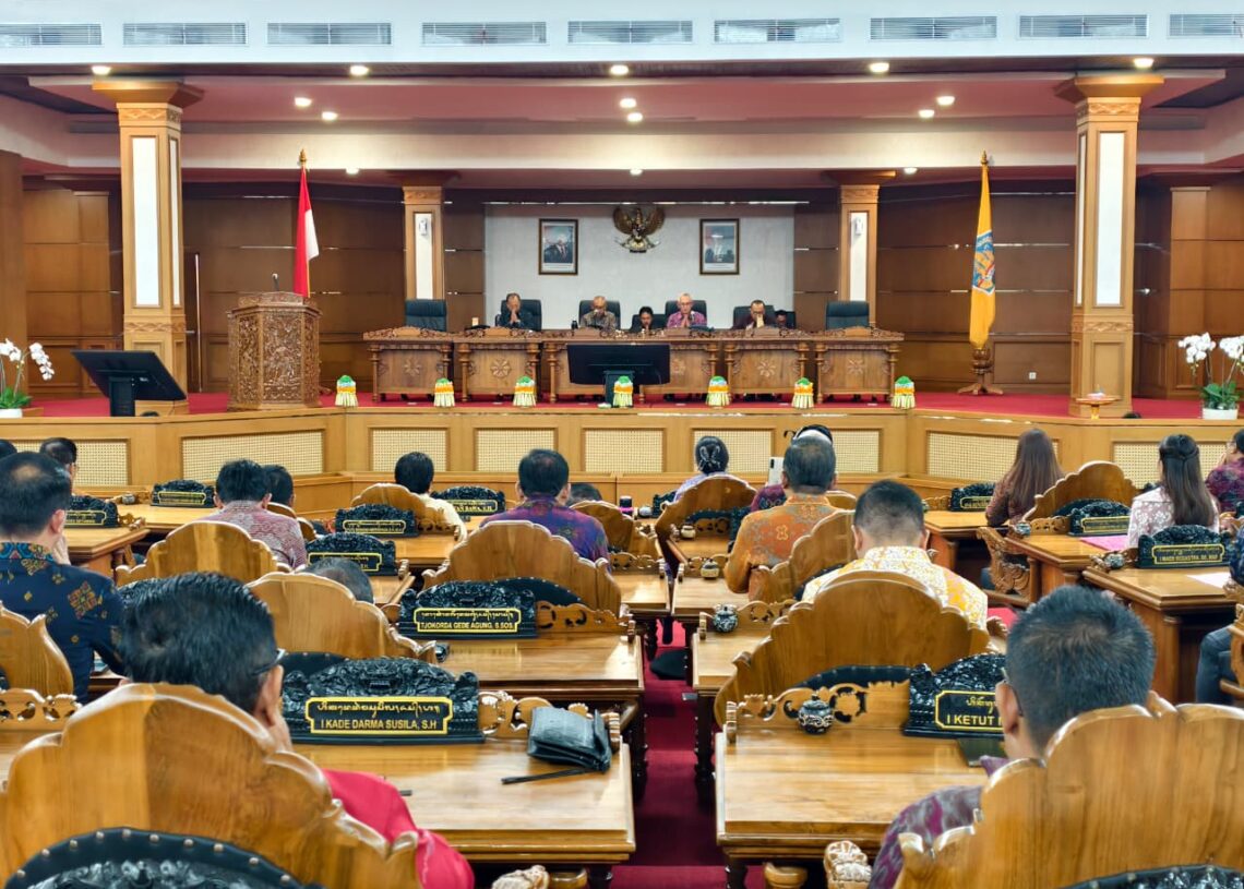 Suasana sidang Paripurna ke-33 DPRD Bali, Selasa (14/4/2026). -BALITOPIK.COM