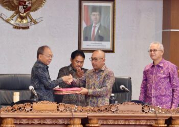 Rapat Paripurna DPRD Bali membahas Raperda pariwisata dan pajak daerah